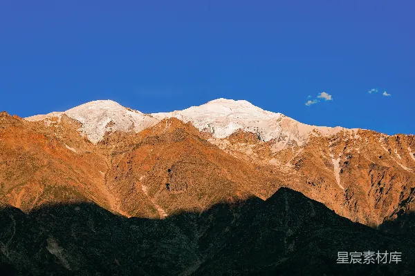 高清摄影 一片山脉的景色，天空中有一朵云。
