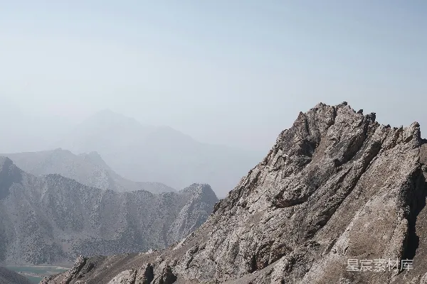 高清摄影 一座山峰，山顶有一些岩石。