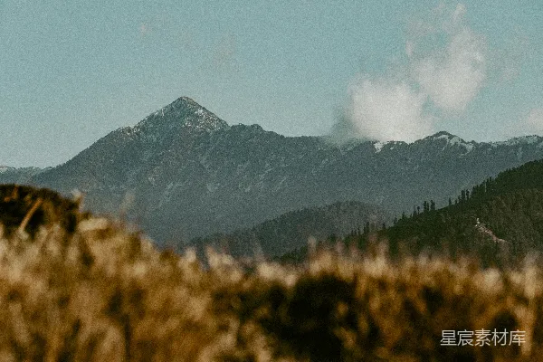 高清摄影 山峦连绵，天空中有云彩。