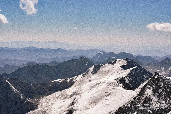 高清摄影 从山顶看山脉的景象