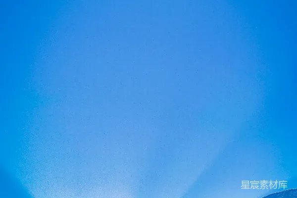高清摄影 一群人在积雪覆盖的斜坡上滑雪。