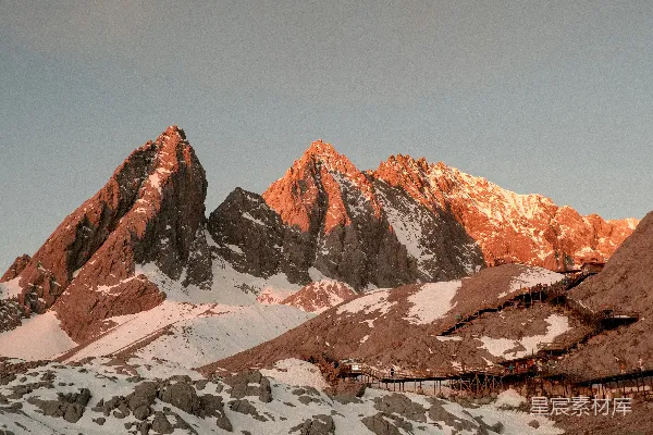 高清摄影 雪山在温暖的日落光线下沐浴。