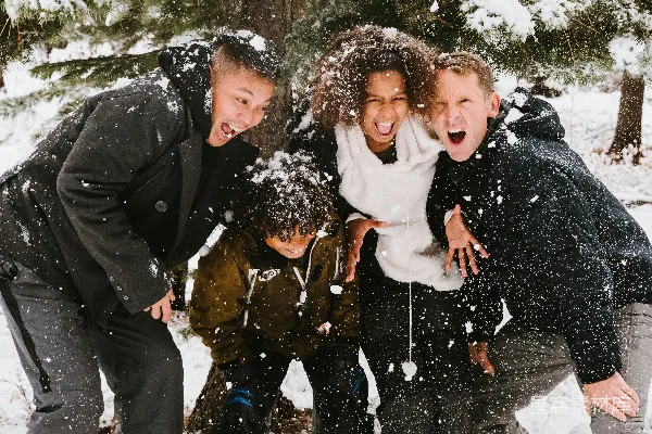 高清摄影 一群人在雪地里站立