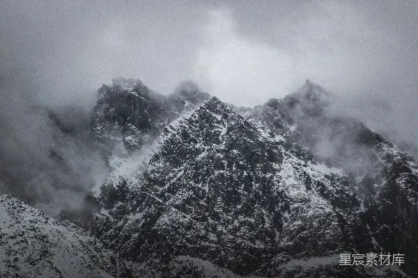 高清摄影 一座高耸入云的雪山，在多云的天空下