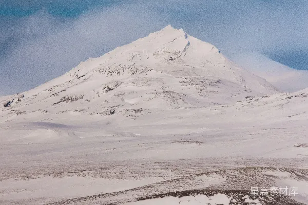 高清摄影 远处覆盖着雪的山峰，近处有房屋。