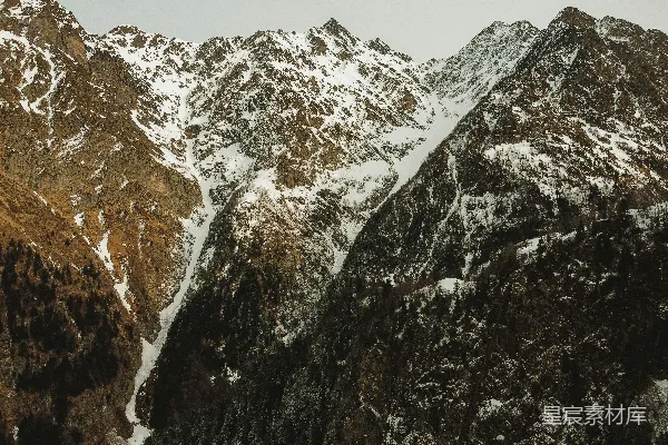 高清摄影 一座积雪的山