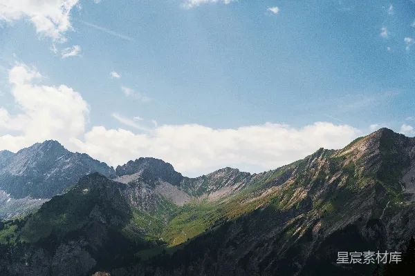 高清摄影 从山丘的顶端看到的山脉景色