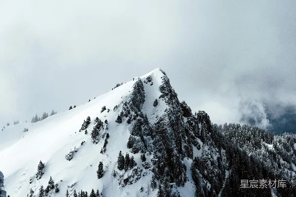 高清摄影 白天被雪覆盖的山