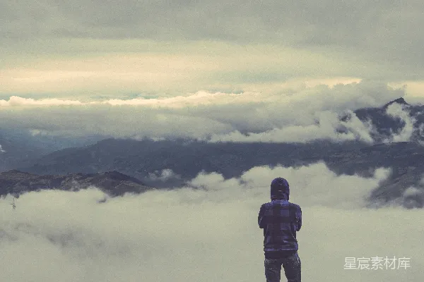 高清摄影 白天看云海的人