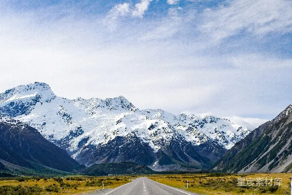 高清摄影 一条空旷的路，背景是山脉。