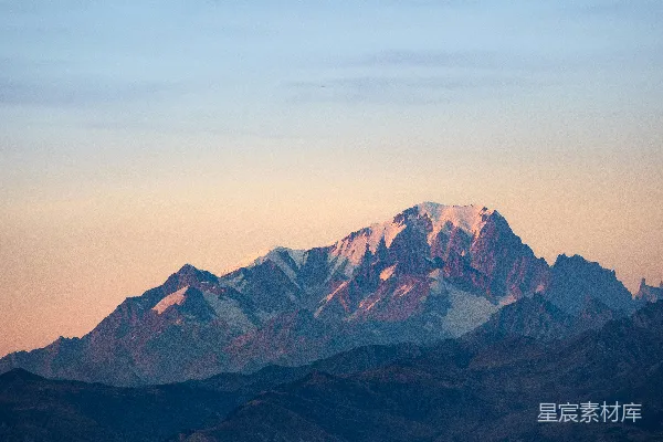 高清摄影 被柔和日落光线照亮的雪山群