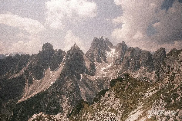 高清摄影 从山顶俯瞰山脉的景色