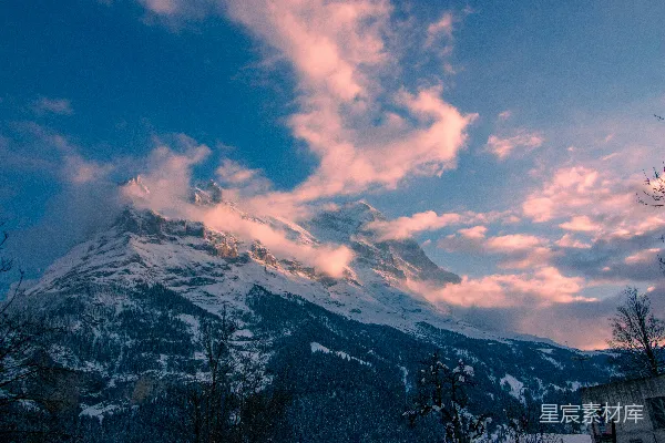 高清摄影 一座雪峰和云雾