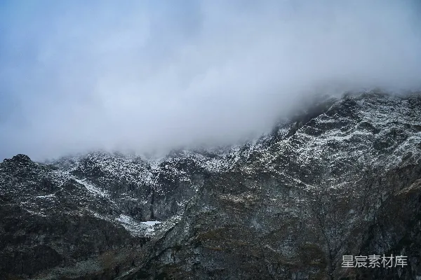 高清摄影 一座非常高耸的雪山，上面覆盖着云雾。