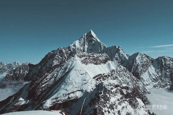 高清摄影 黑白山峰的风景照