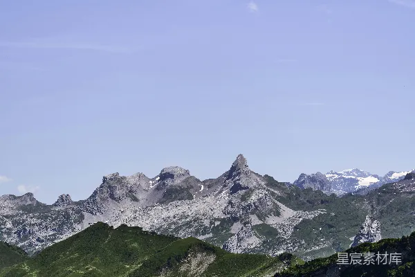 高清摄影 蓝天下的尖锐山峰