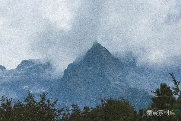 高清摄影 白天，山脚下有绿树，天空中飘着白云。