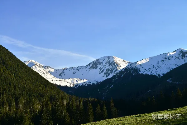 高清摄影 白天覆盖着雪的山