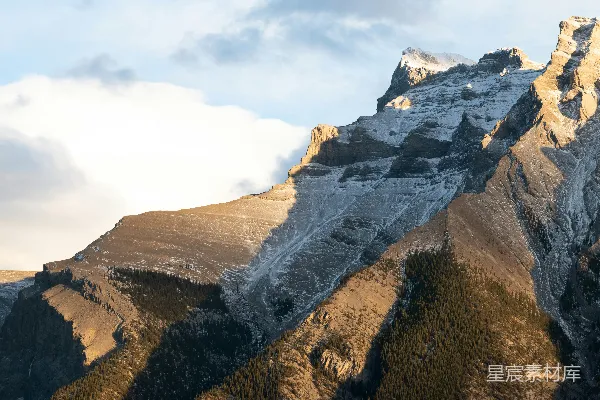 高清摄影 雪山峰顶被阳光照亮