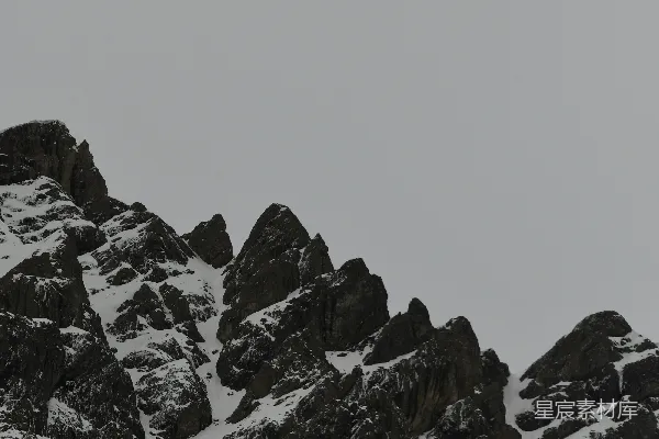 高清摄影 一座覆盖着积雪的山，背景是天空。