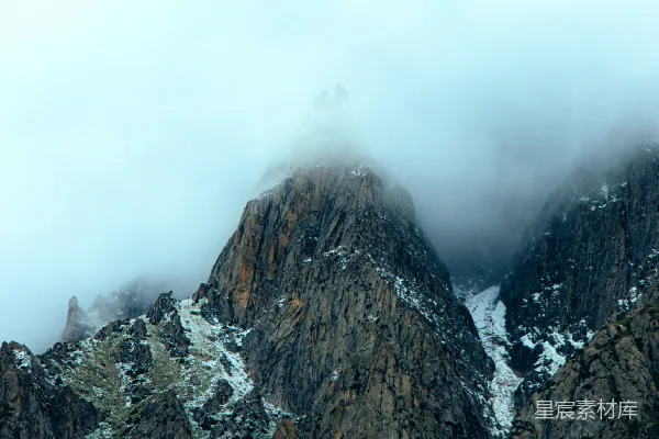 高清摄影 一座被雪和云覆盖的非常高大的山