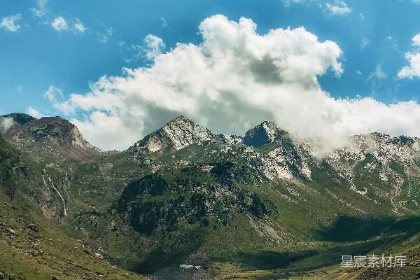 高清摄影 一座山峰上漂浮着云雾。