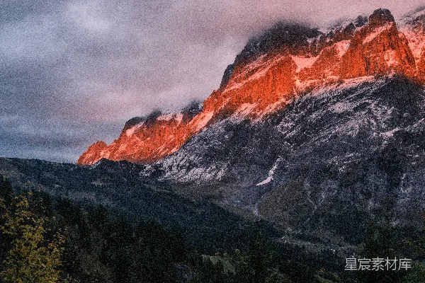 高清摄影 夕阳照耀下的壮丽山峰。