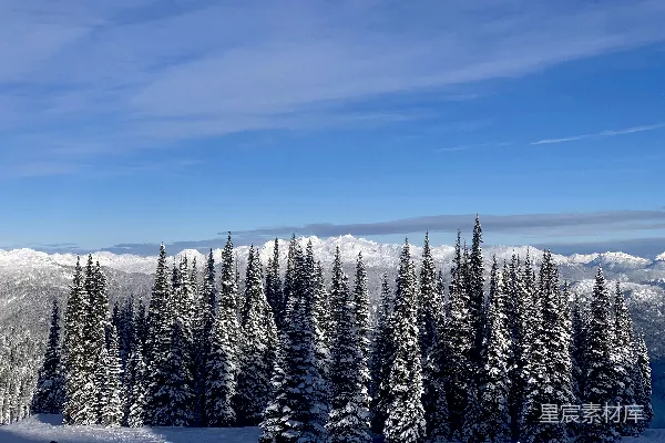高清摄影 一个站在积雪覆盖的滑雪坡上的人