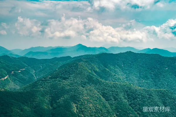 高清摄影 山峦之间的风景，近处有一条蜿蜒的道路。