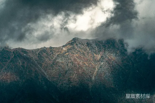 高清摄影 一座山峰，上面有云雾缭绕。