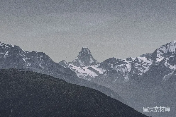 高清摄影 白天被雪覆盖的山脉