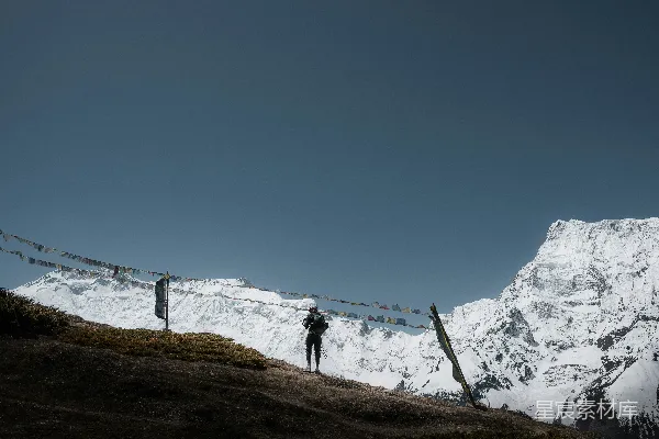 高清摄影 站在白雪覆盖的山顶上的人
