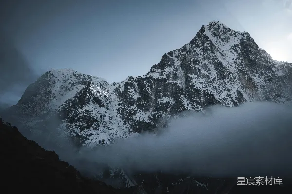 高清摄影 白雪覆盖的山峰矗立在厚厚的云层之上