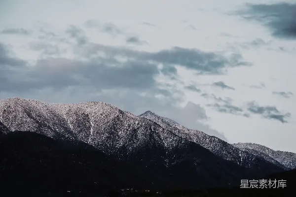 高清摄影 灰云下的灰山