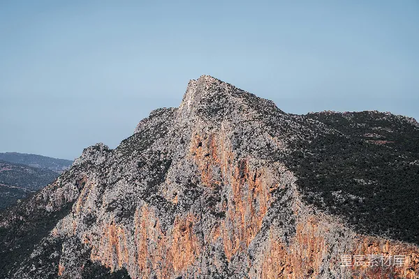 高清摄影 一座非常高大的山峰，背景是天空。