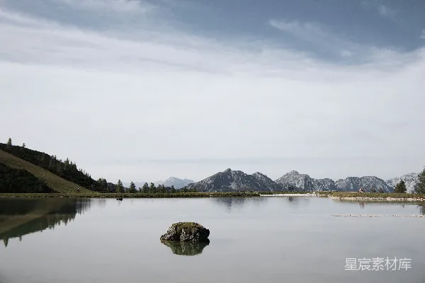 高清摄影 一片被山脉环绕的水域