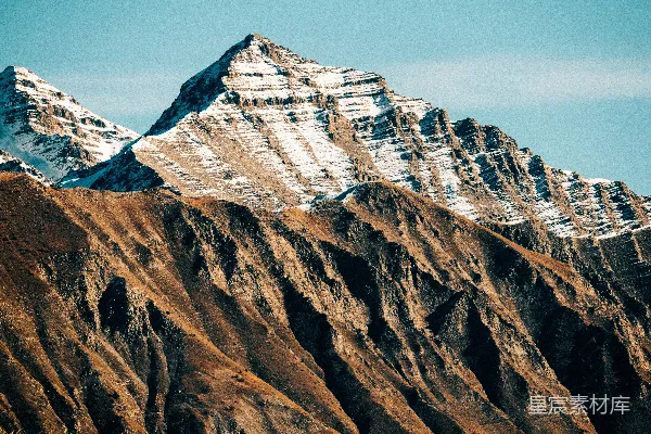 高清摄影 在晴朗的蓝天映衬下，雪山连绵起伏。