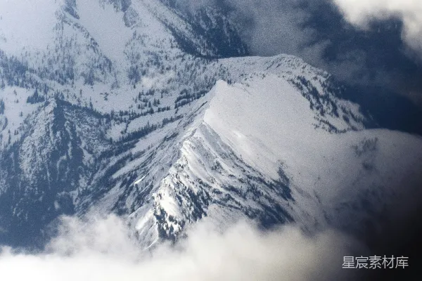 高清摄影 白雪覆盖的山峰从轻柔的云层中浮现