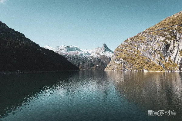 高清摄影 一片被群山环绕的水域