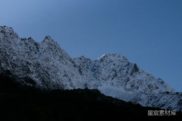 高清摄影 蓝天下的雪山。