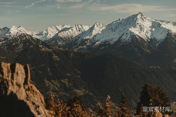 高清摄影 一座山脉，背景是被雪覆盖的山峰。