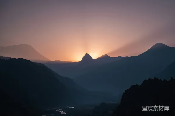高清摄影 夕阳正挂在山脉之上。
