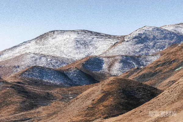 高清摄影 白天蓝天下的积雪覆盖的山