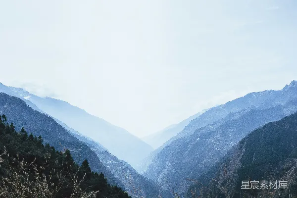 高清摄影 白天，山上绿树成荫，天空一片雪白。