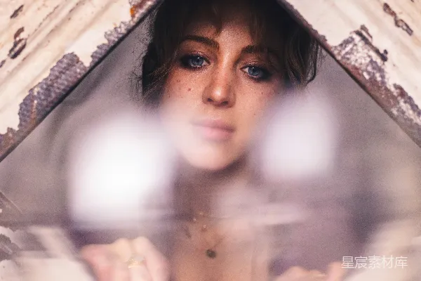 高清摄影 镜中女子用手放在胸口上。