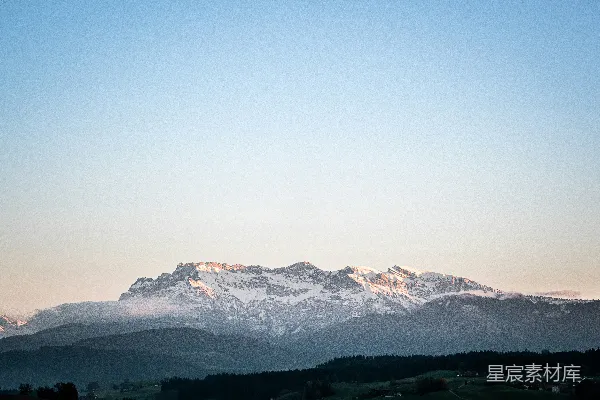 高清摄影 从远处看山脉的景象