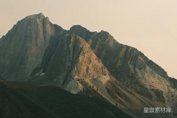 高清摄影 崎岖的山峰沐浴在柔和、温暖的光线下。