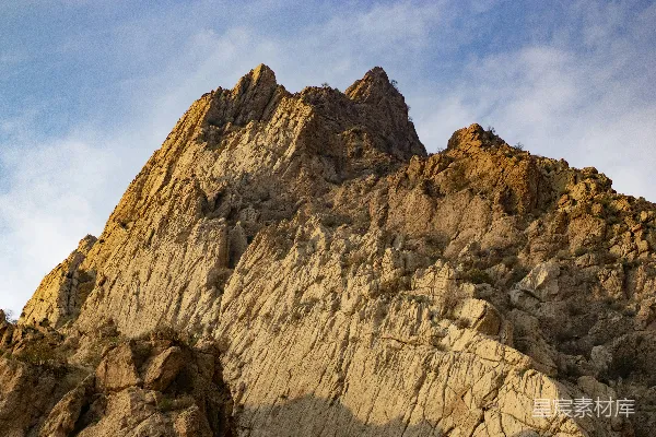 高清摄影 一座非常高大的山峰，背景是天空。