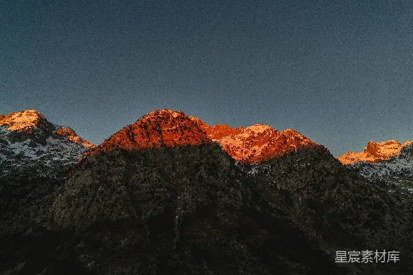 高清摄影 雪山在温暖的夕阳光辉下闪闪发光。