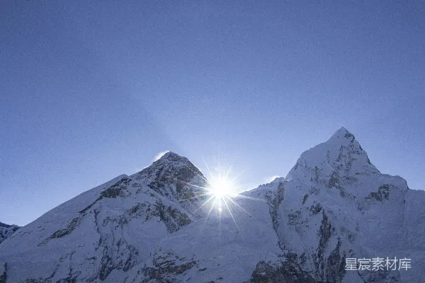 高清摄影 白天蓝天下的白雪覆盖的山